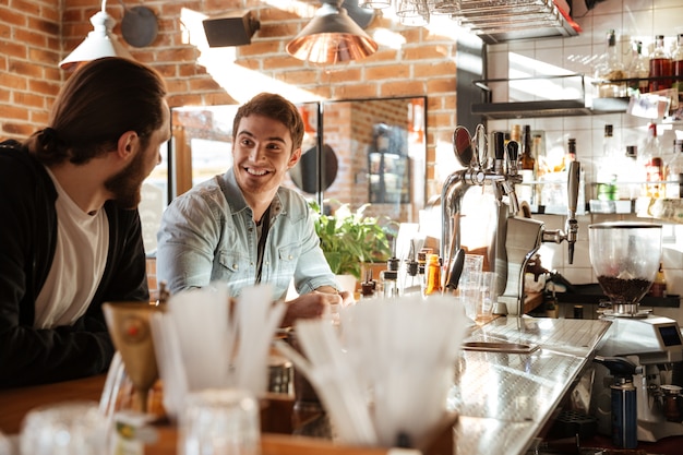 Seitenansicht von Freunden, die nahe der Bar sitzen