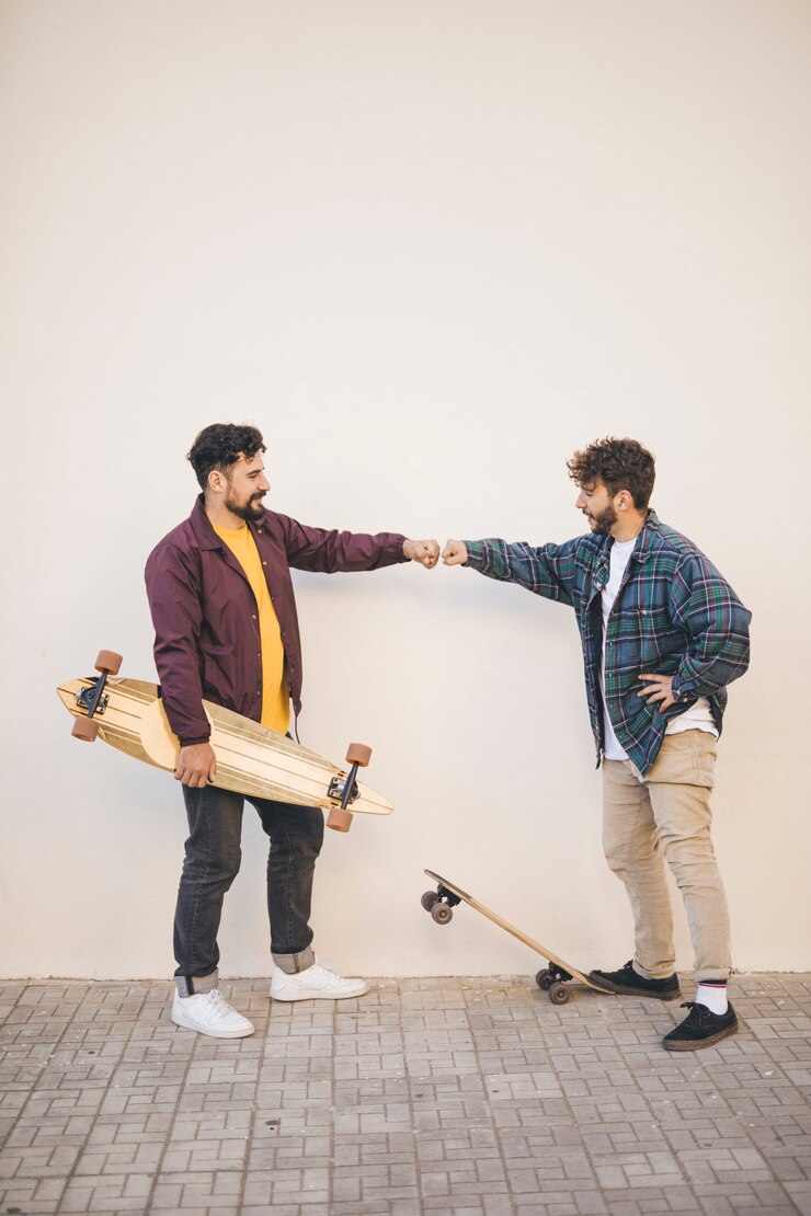 Kostenlose Foto seitenansicht von freunden mit skateboards