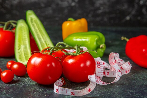 Seitenansicht von frischen Tomaten Paprika und Meter auf dunklen Farben Oberfläche mit freiem Raum