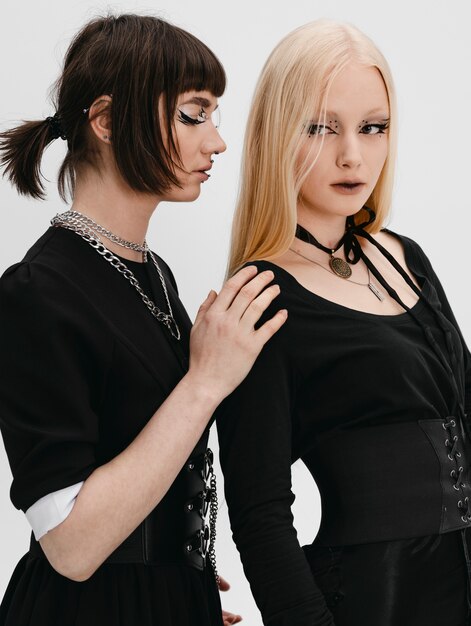 Seitenansicht von Gothic-Girls, die im Studio posieren