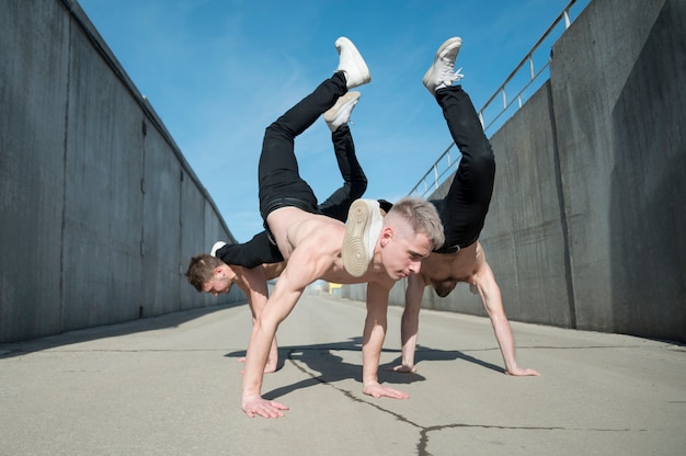 Seitenansicht von hemdlosen Hip-Hop-Künstlern, die tanzen