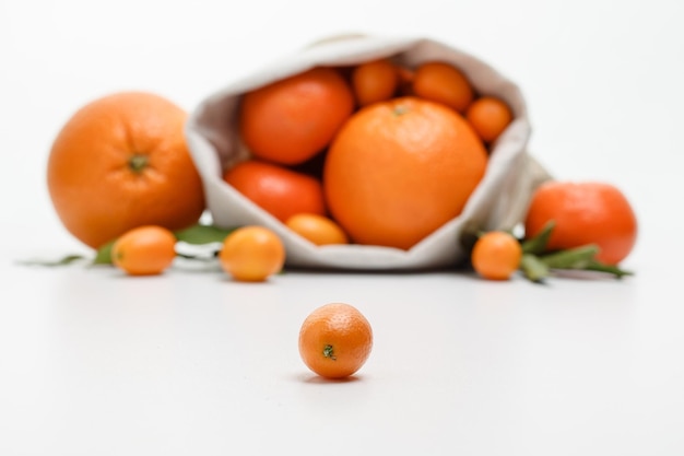 Seitenansicht von Kumquat mit Orangen-Mandarinen-Kumquat im Sack auf weißem Hintergrund