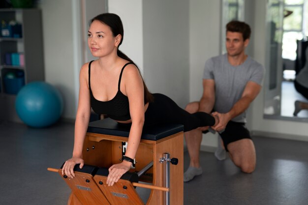 Seitenansicht von Leuten, die Pilates machen