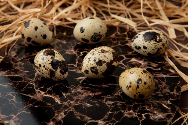 Seitenansicht von Mini-Eiern auf Strohhintergrund