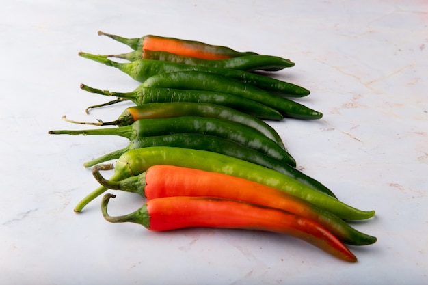 Seitenansicht von Paprika auf weißem Hintergrund mit Kopienraum