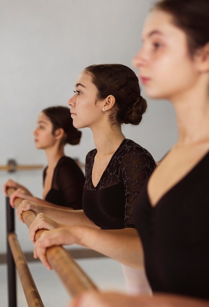 Kostenloses Foto seitenansicht von professionellen ballerinas, die in trikots proben