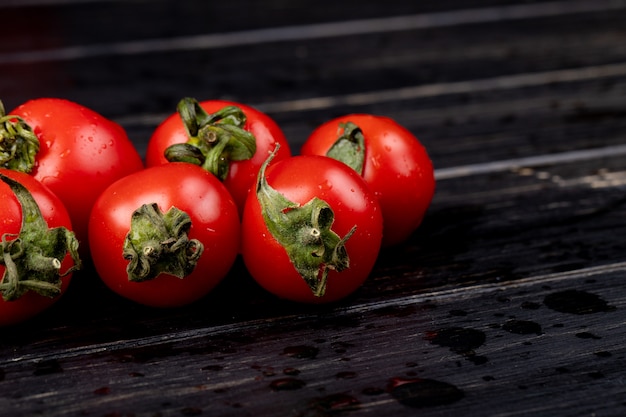 Seitenansicht von Tomaten auf Holztisch mit Kopienraum