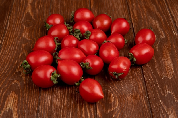 Seitenansicht von Tomaten auf Holztisch
