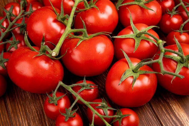 Seitenansicht von Tomaten auf Holztisch