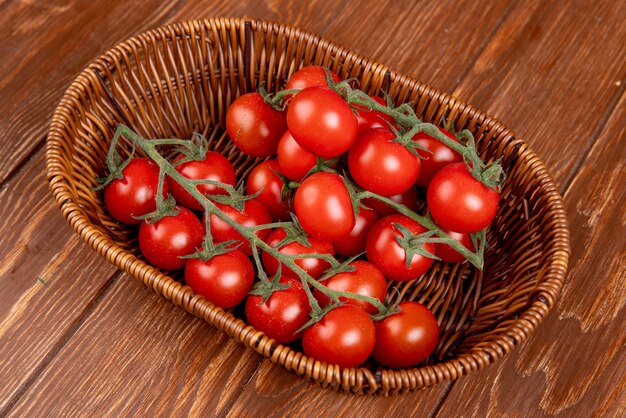 Seitenansicht von Tomaten im Korb auf Holztisch