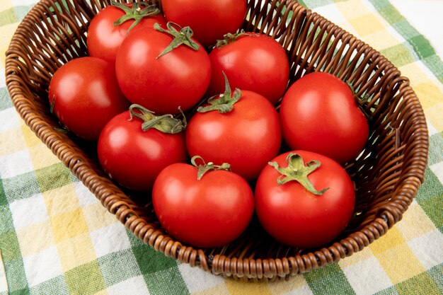 Seitenansicht von Tomaten im Korb auf kariertem Stoff