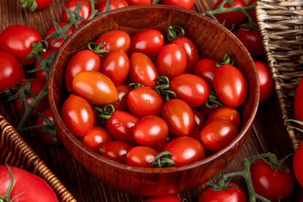 Seitenansicht von Tomaten in der Schüssel auf Holztisch