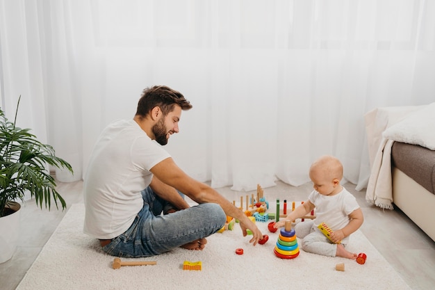 Seitenansicht von Vater und Kind, die zusammen spielen