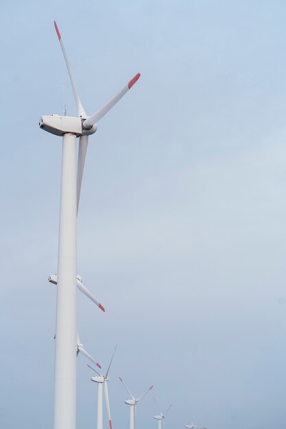 Seitenansicht von Windkraftanlagen, die Energie erzeugen