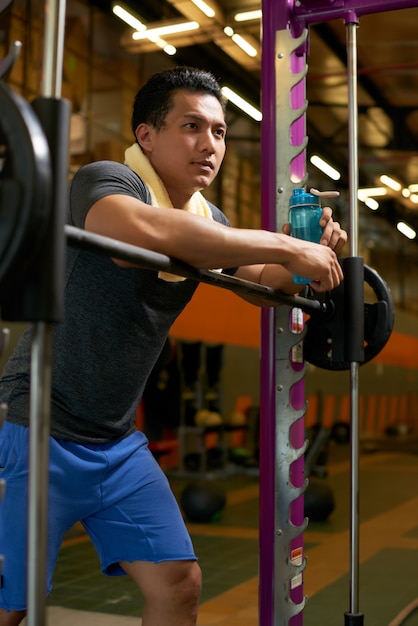 Seitenansicht von yough Weightlifter eine Pause vom Training machend