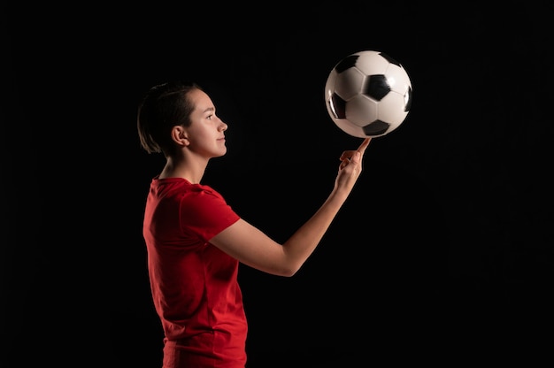 Seitenansicht weiblich mit Fußball