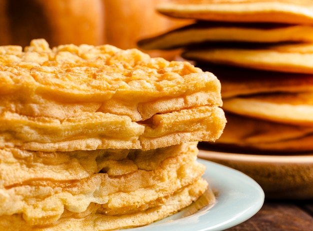 Seitenansichtanordnung mit Waffeln im Vordergrund