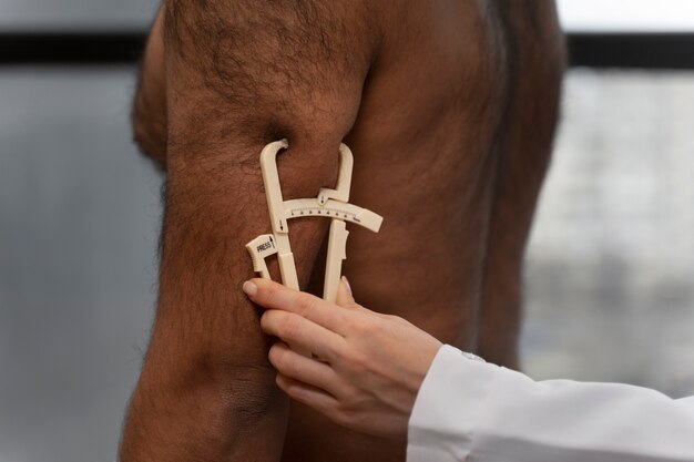 Seitenansichtdoktor, der Patienten überprüft