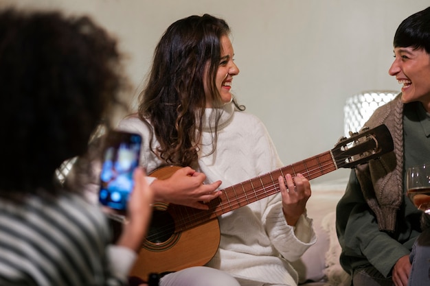 Kostenloses Foto seitenansichtfamilie, die musik hört