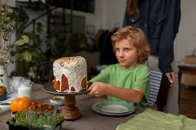 Kostenloses Foto seitenansichtfamilie, die orthodoxe ostern feiert