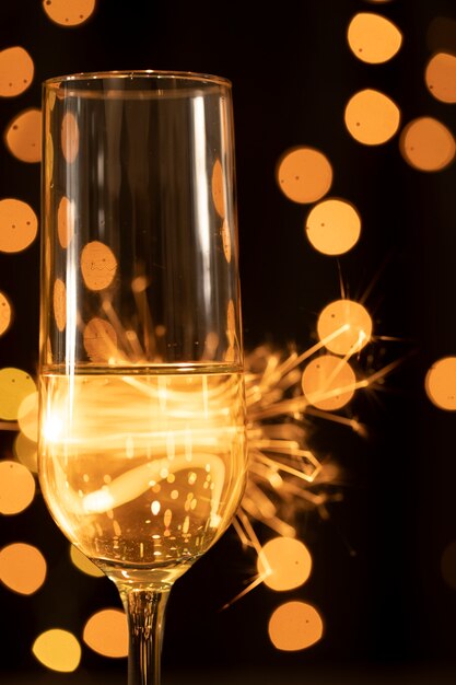 Seitenansichtfeuerwerk und -glas mit Champagner