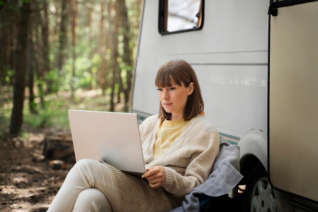 Seitenansichtfrau, die an Laptop arbeitet