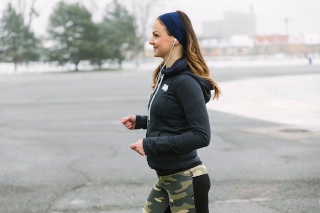 Kostenloses Foto seitenansichtfrau, die auf training läuft