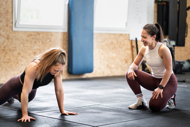 Seitenansichtfrau, die burpees tut