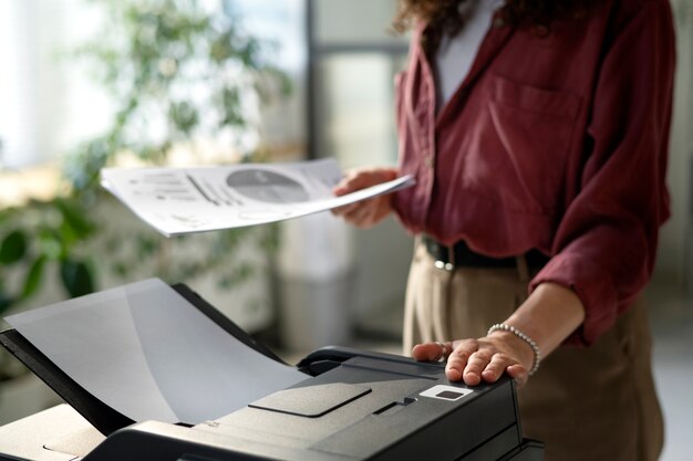 Seitenansichtfrau, die Drucker verwendet