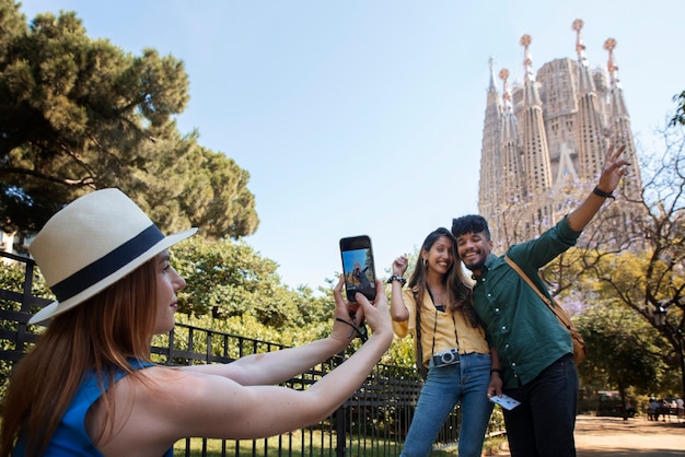 Kostenloses Foto seitenansichtfrau, die fotos mit telefon macht