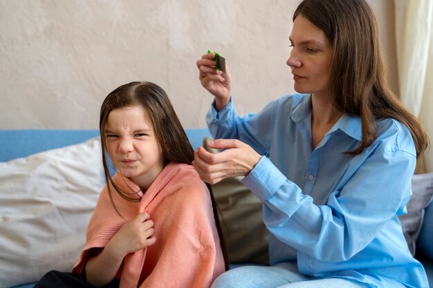 Seitenansichtfrau, die Haarkamm hält