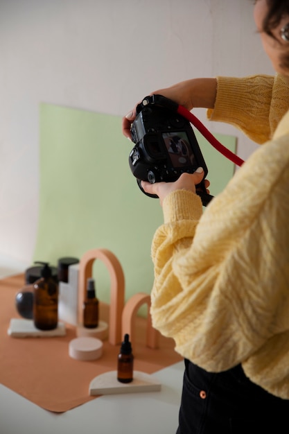 Seitenansichtfrau, die im Fotostudio arbeitet