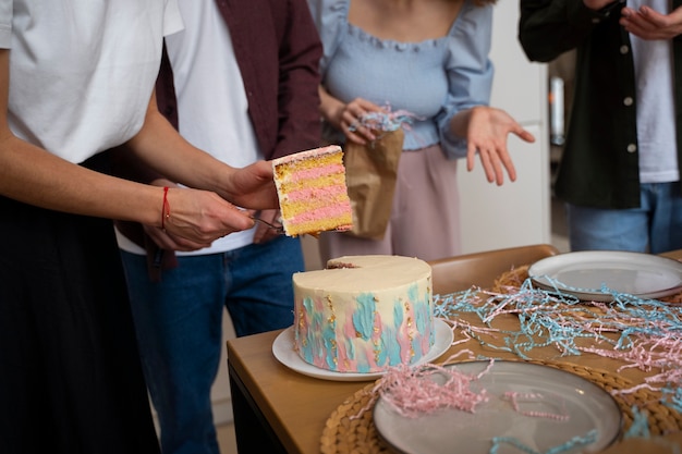 Kostenloses Foto seitenansichtfrau, die kuchenstück hält