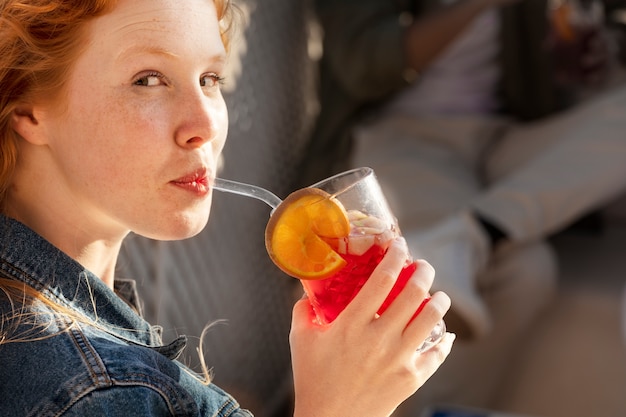 Kostenloses Foto seitenansichtfrau, die sangria trinkt