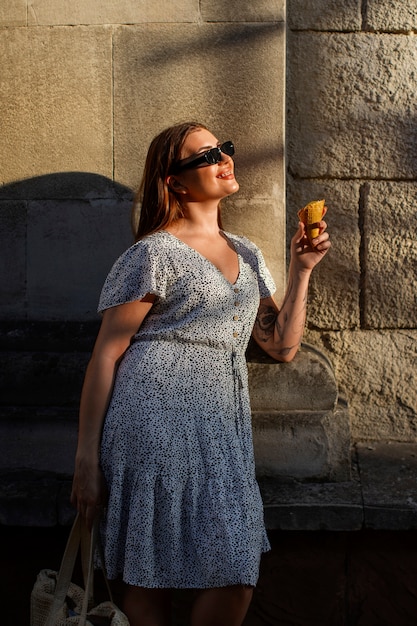 Kostenloses Foto seitenansichtfrau, die schönes sommerkleid trägt