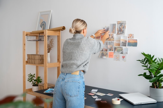 Kostenloses Foto seitenansichtfrau, die sichttafel erstellt