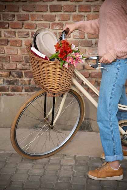 Seitenansichtfrau mit Fahrrad