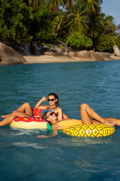 Seitenansichtfrauen, die auf Floater legen