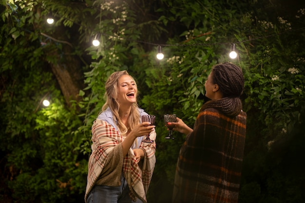 Seitenansichtfrauen, die draußen lachen