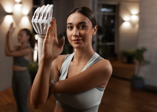 Seitenansichtfrauen, die drinnen Yoga machen