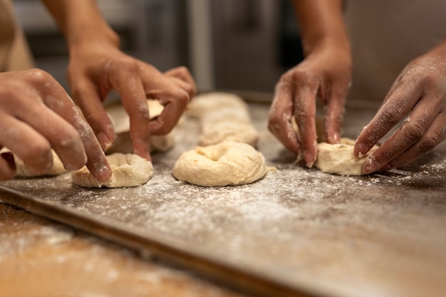 Seitenansichtfrauen, die in der Küche backen