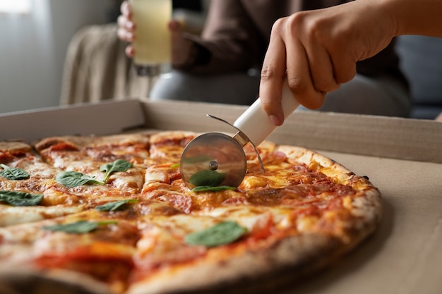 Kostenloses Foto seitenansichtfrauen, die köstliche pizza essen