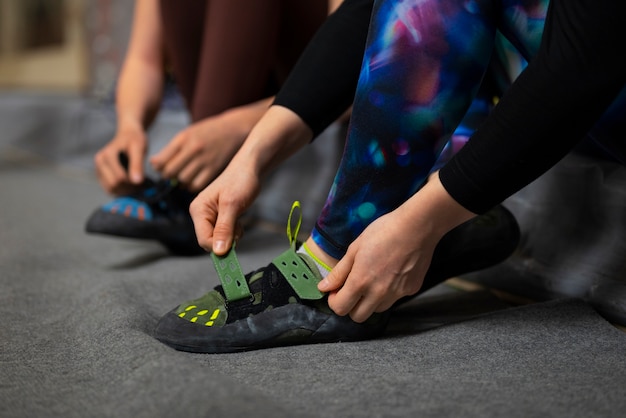 Kostenloses Foto seitenansichtfrauen, die schuhe anziehen