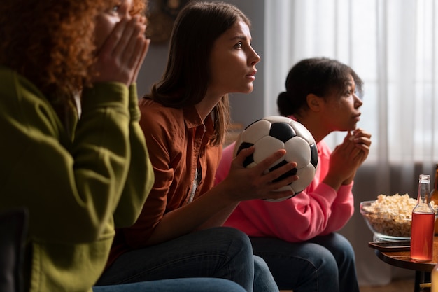 Seitenansichtfrauen, die Sport gucken