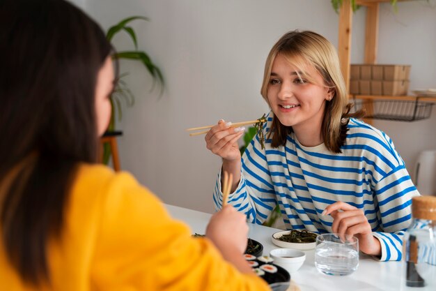 Seitenansichtfrauen, die zu Hause essen