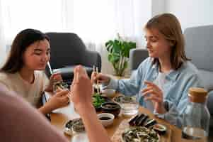 Kostenloses Foto seitenansichtfrauen, die zu hause essen