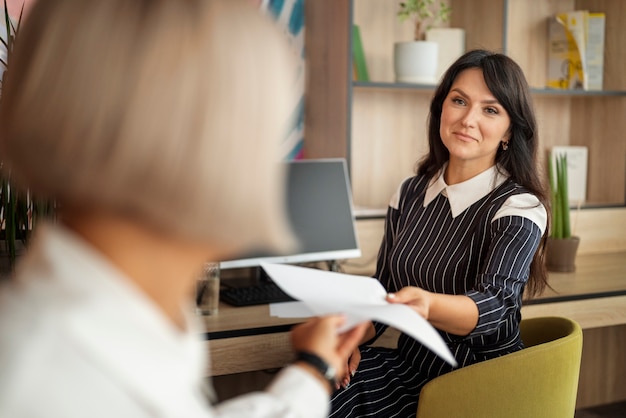 Seitenansichtfrauen, die zusammenarbeiten