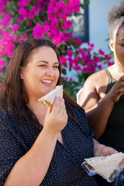 Kostenloses Foto seitenansichtfrauen mit leckerem essen