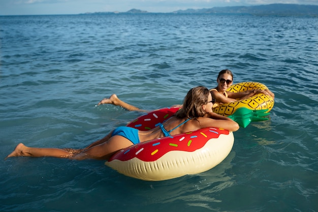 Seitenansichtfrauen mit Schwimmern