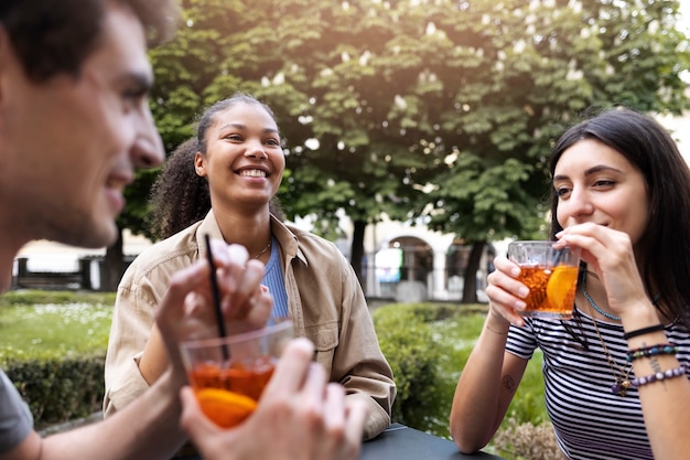 Seitenansichtfreunde, die Getränke trinken